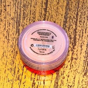 BARE MINERALS TURN ON HIGHLIGHTER 🩷